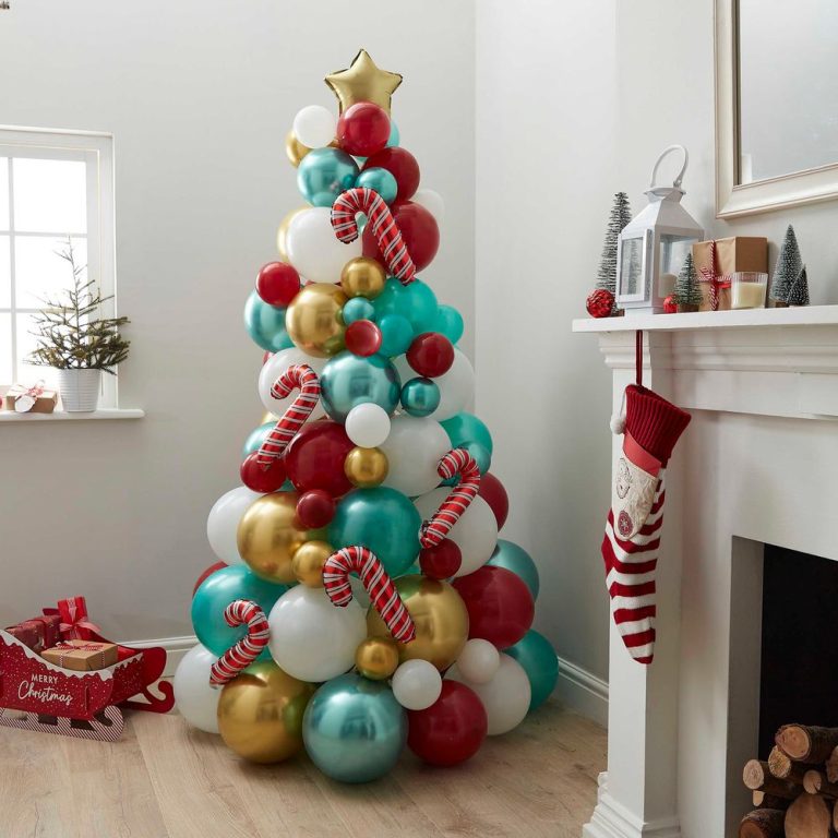 Balloons in Christmas Decor: 15 Ideas for Party Decorators